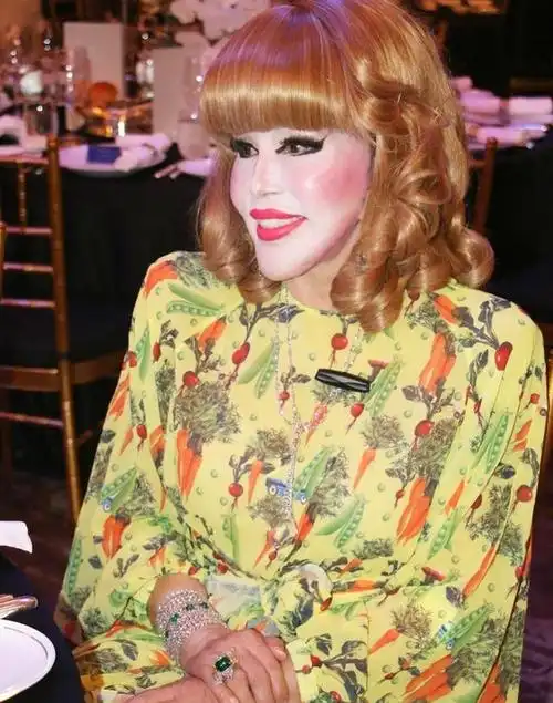 81岁富婆每天化浓妆,脸部僵硬像戴假面具,得癌不忘和男模拍写真_玛丽