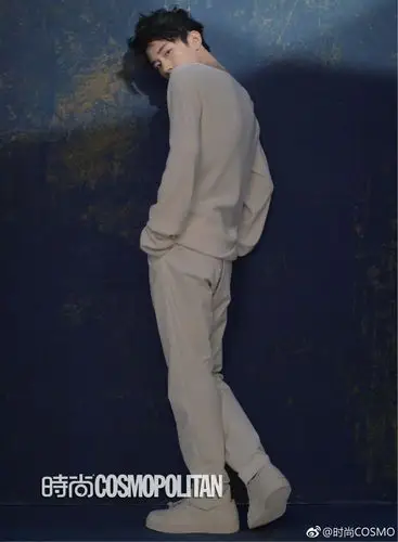易烊千玺《时尚cosmo 》线上预售