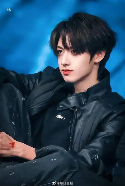 朱志鑫最新舞台饭拍弟弟成年之后更帅了