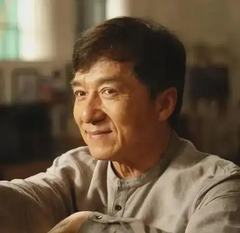 以前的成龙,不管年龄如何,总是意气风发,宝刀未老,满头黑发,使不完的