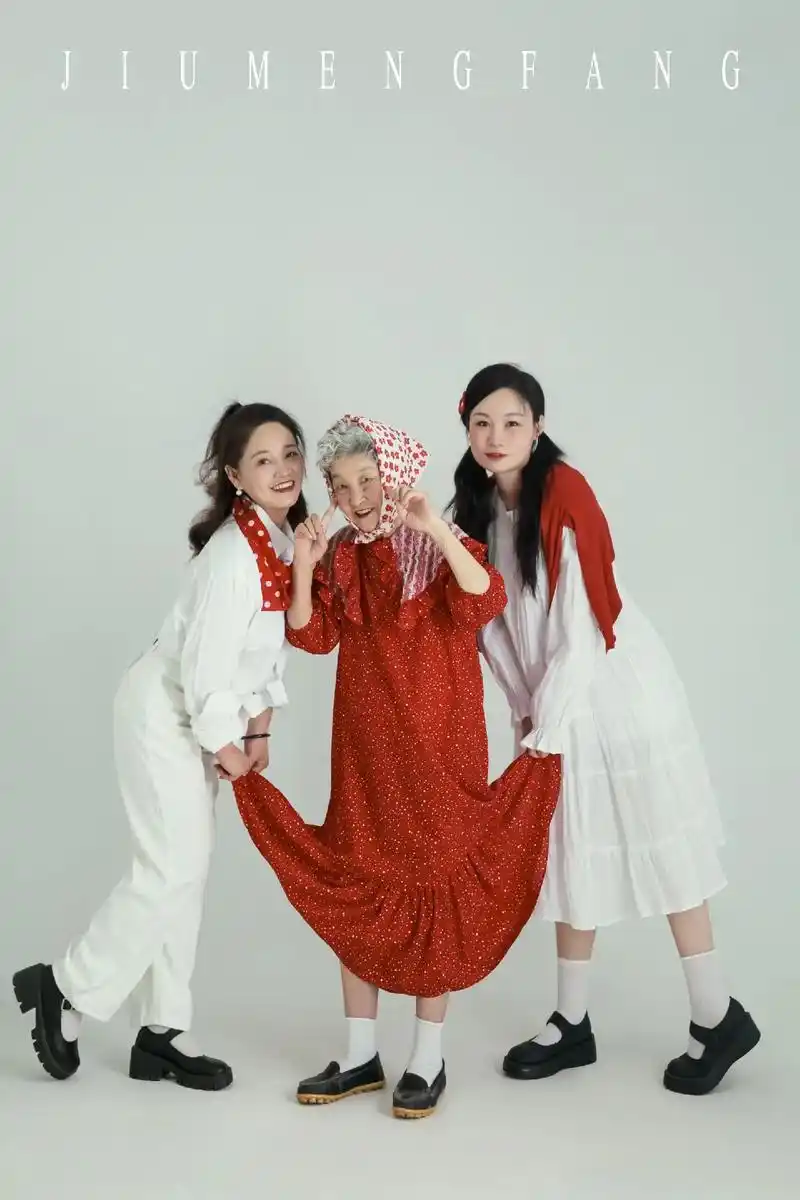 赞爆朋友圈的三代同堂复古写真.