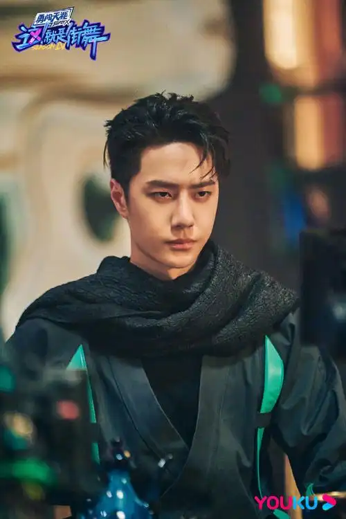 王一博黑绿机能风套装