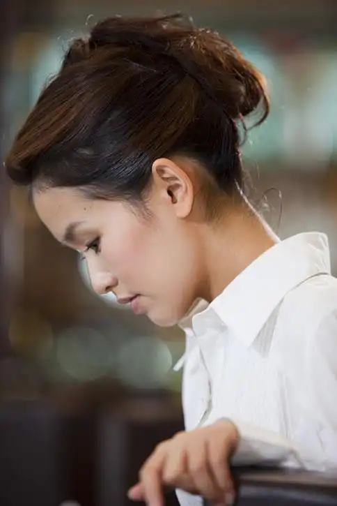 低头思考的年轻女士|优图佳视