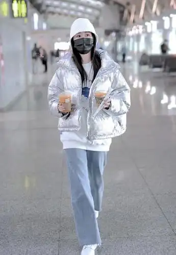 袁冰妍近日机场私服穿搭造型银色羽绒服内搭卫衣乖巧又软萌