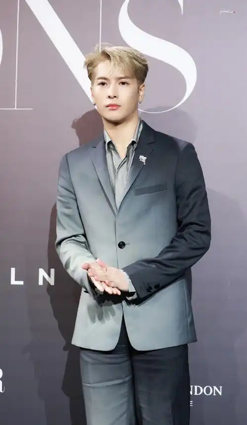 王嘉尔乌云灰渐变西装