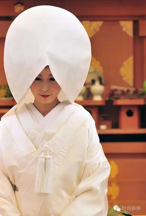 很多女性会选择穿白无垢出嫁~白色象征着纯洁,软篷象征着遮住了新娘的