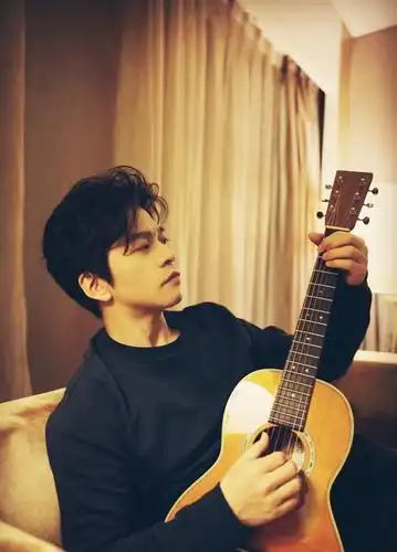 43岁李健拿着吉他唱山歌,依然是17年前,风度翩翩的水木年华