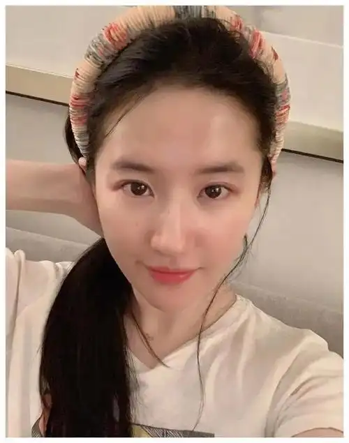 同时,刘亦菲也是社交媒体上备受追捧的明星之