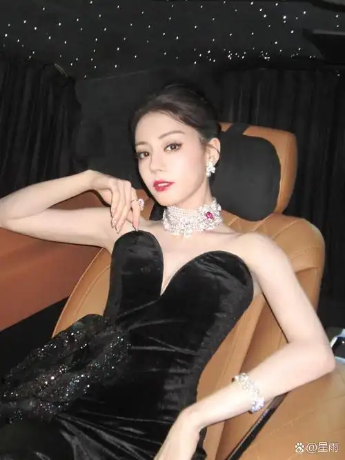 迪丽热巴巴黎自拍藏小巧思 迪丽热巴现身巴黎,那造型堪称一绝