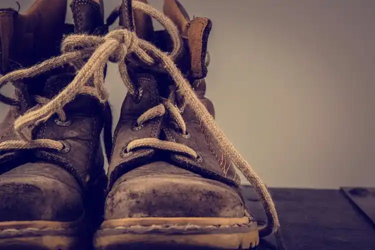 一双颓废的鞋图片 - 第6张