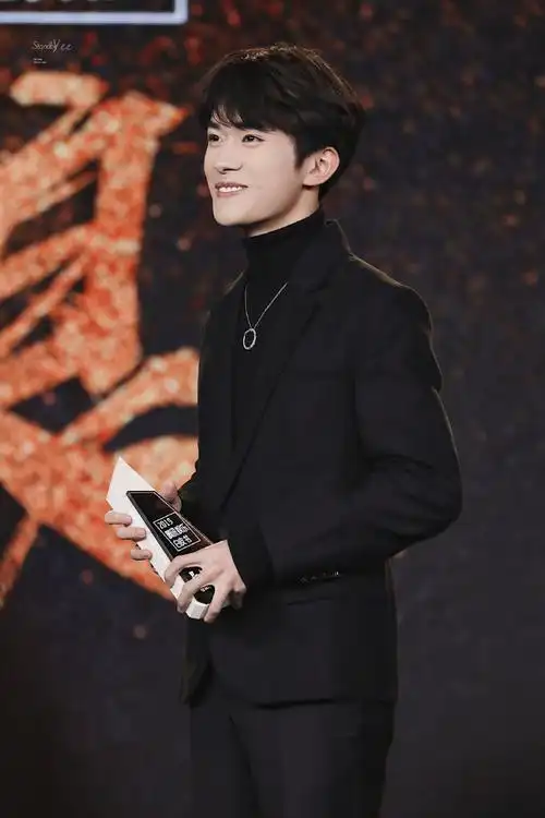 易烊千玺超话2020 /0107 /200107腾讯娱乐白皮书盛典放学之后匆匆赶来