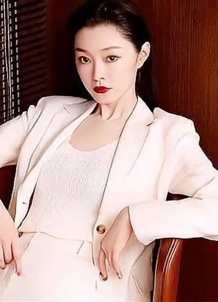 宋轶白色西装写真,清新随性优雅自然