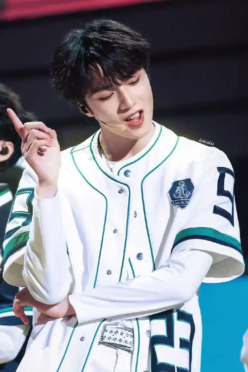 新生代演员刘耀文##微博之夜