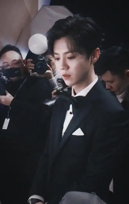 鹿晗今天出席日内瓦表展的黑发造型怎么样