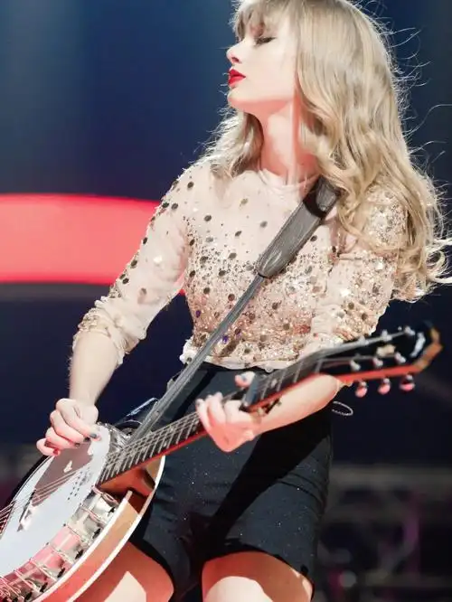 弹着班卓琴的霉霉照片合集