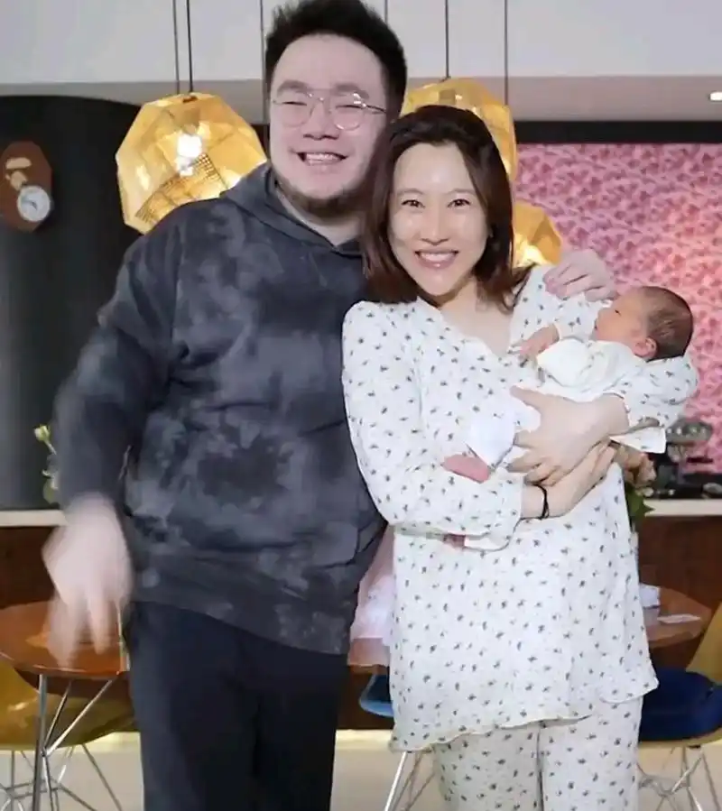 今天娱乐圈的喜讯:巴图媳妇儿博谷已经顺利产下二胎