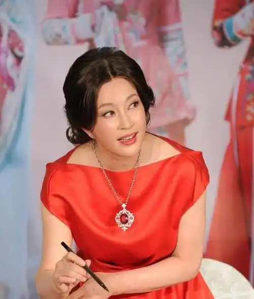 被刘晓庆老年状态惊艳:棒球帽,大卷发,紧身裙,70岁还时尚非凡_休闲