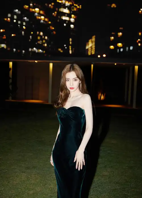 angelababy天鹅绒晚礼服秀曼妙身姿,躺在大理石上面不怕冷_造型_身体