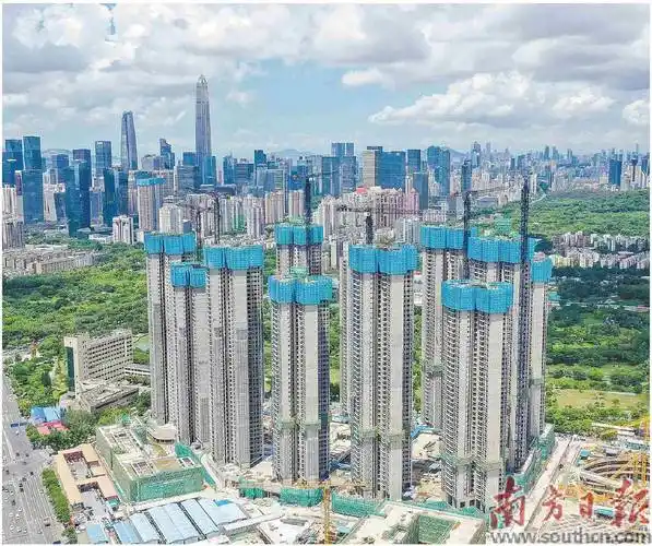 "在中建五局深圳华富村棚改项目回迁区举行的业主开放日活动现场,一名