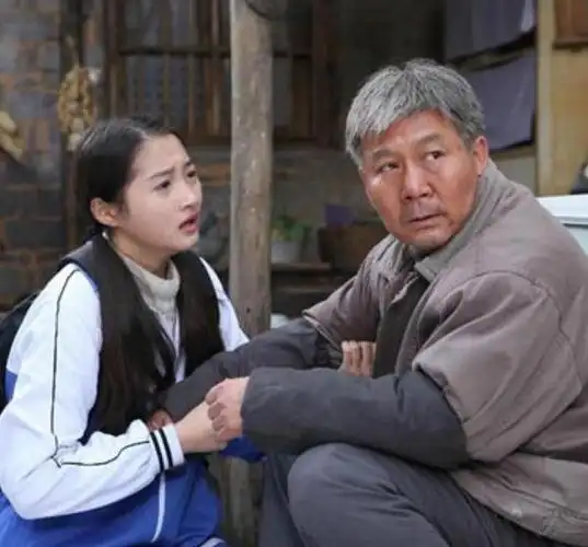 在合作关晓彤主演的情感大剧《搭错车》,马少骅扮演了以卖破烂为生的