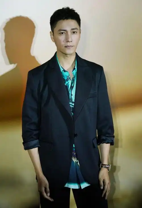 45岁的陈坤颜值不减当年穿黑西装还像公子哥一点都不见老