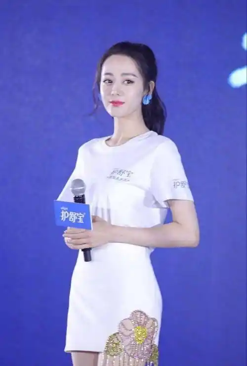 原创迪丽热巴的气质太特别了纯白套装看着挺清纯却让人移不开眼