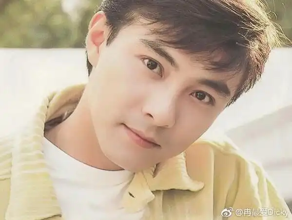 鹿晗张艺兴综合体?张卫健年轻帅照引网友舔屏