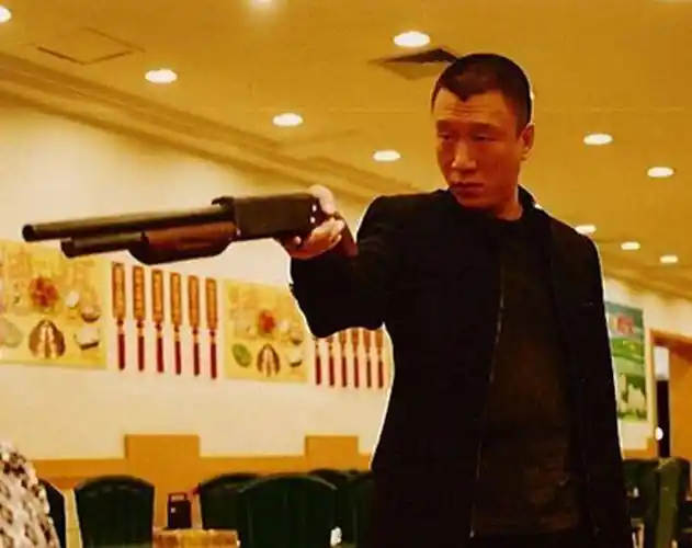 痞子这个角色被孙红雷演绎的淋漓尽致,吸烟瞪眼,趾高气昂,一看就好像