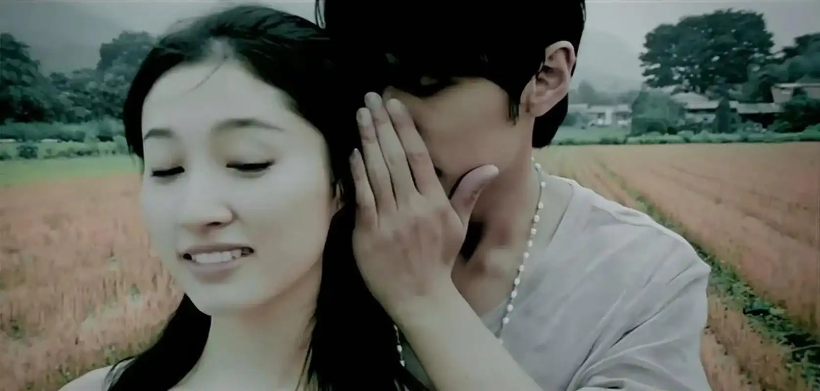 有个问题一直困扰了我很多年,七里香里周杰伦到底对她说了啥?