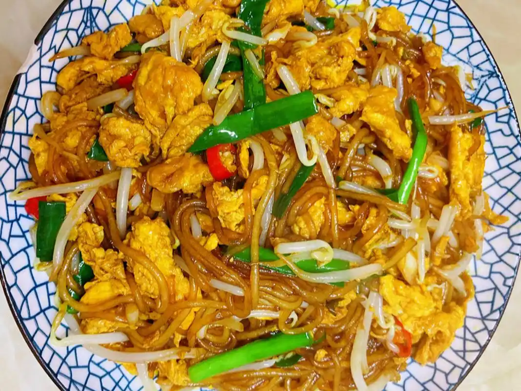 炒合菜是一道常见的家常菜,可荤可素,可以用鸡蛋炒,也可以用肉丝炒,鲜