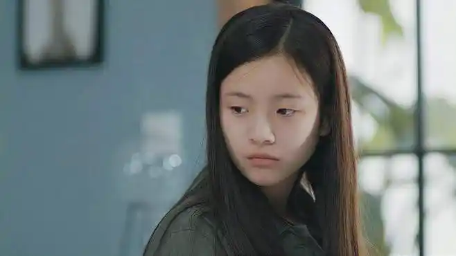 同学两亿岁:李庚希为逗男子开心,竟当众热舞,场面真逗-影视综视频