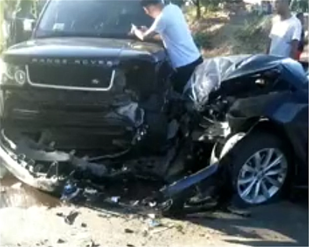 90万路虎遭帕萨特侧边撞击,保险杠脱落,侧边撞毁