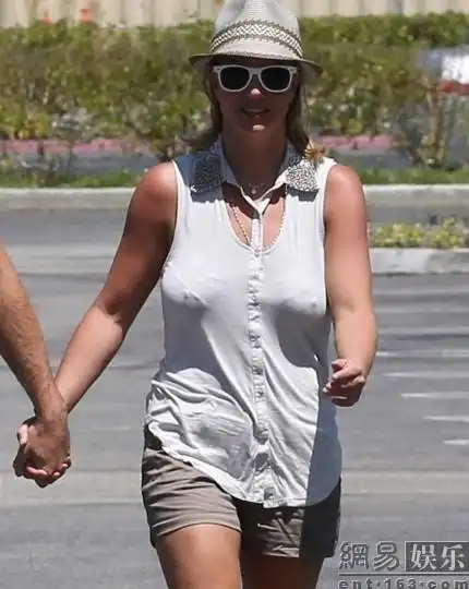 布兰妮胸部下垂似大妈