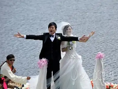 张杰谢娜二人于2011年七夕微博透露确切婚讯,同年十月,两人在香格里拉