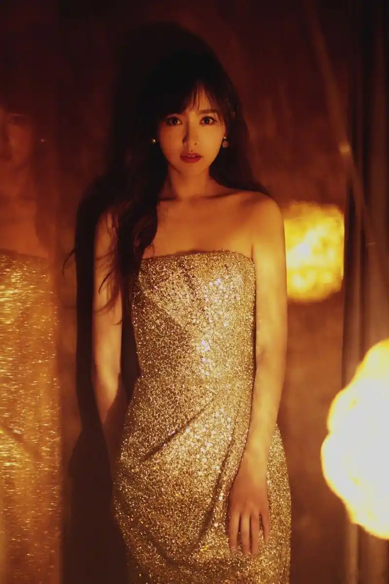 唐嫣亮相2019东方卫视跨年盛典,一袭银色连身裙温婉优雅,独特设计更添