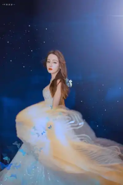 cr:半颗孤星- 饭修/迪丽热巴2019腾讯视频星光大赏迪丽热巴纯白婚纱裙