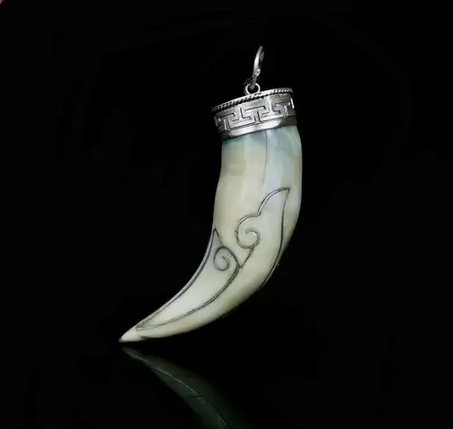 佚名 老虎牙镶银胸坠