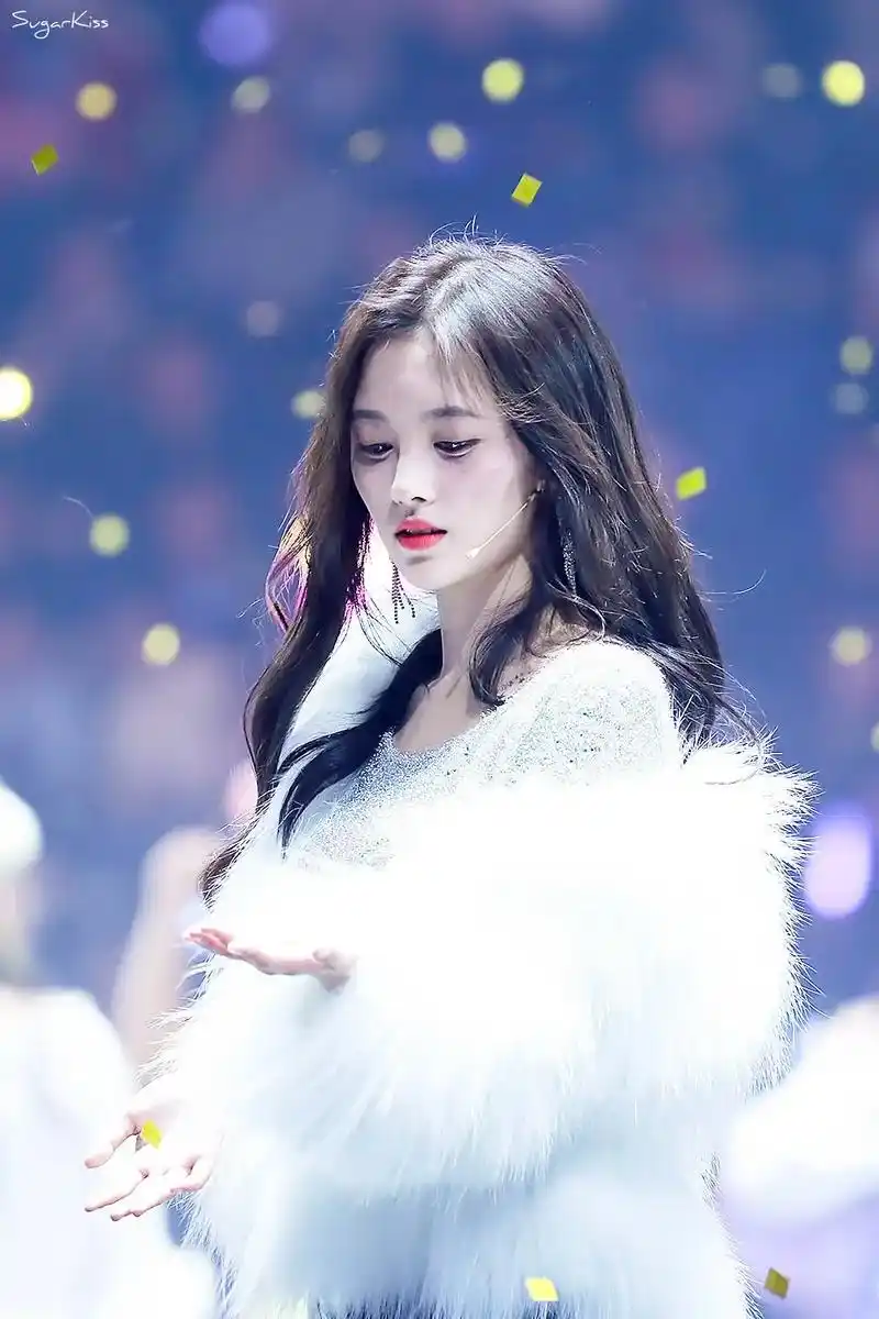 鞠婧祎 19岁出道,毕业于四川音乐学院附中,她凭自己的实力 - 抖音