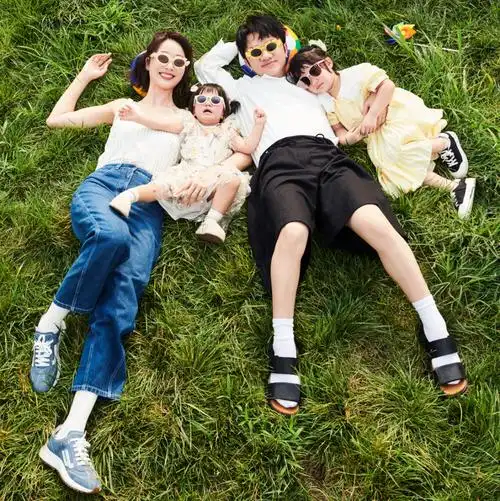 王祖蓝一家四口拍大片,夫妻俩幸福依偎,长女和爸爸如同复制粘贴_腾讯