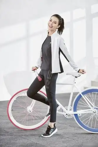 "国民女神"高圆圆文艺清新,健身塑造诱人身线,网友们都沦陷了