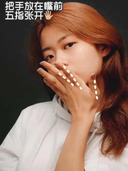 挡脸自拍,8个拍照手势比起来,显脸小又好看