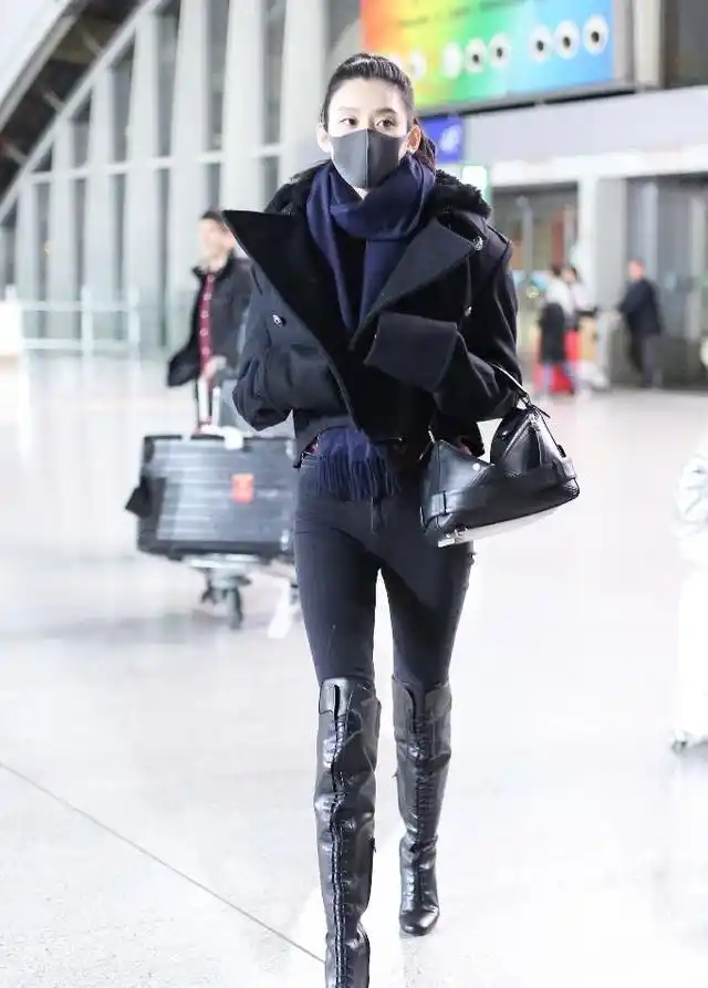 奚梦瑶现身北京机场,不愧是国际超模,每一次亮相都惊艳十足