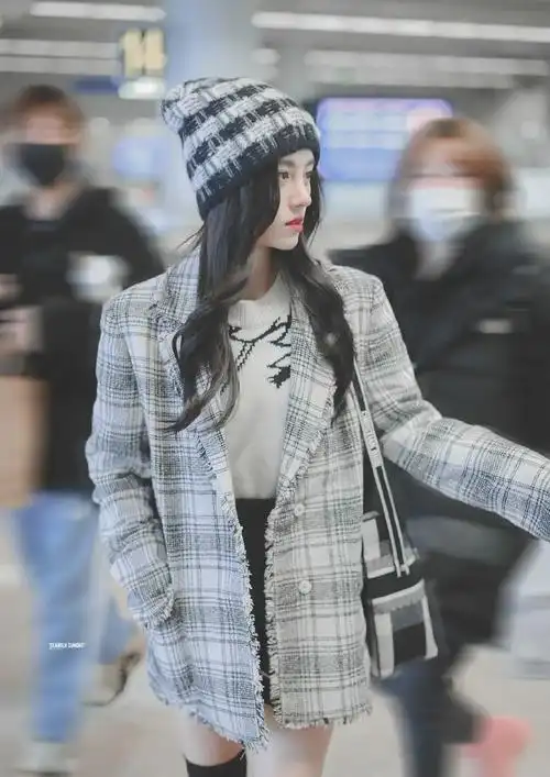 鞠婧祎机场私服冬日里的格子元素暖暖的甜甜的