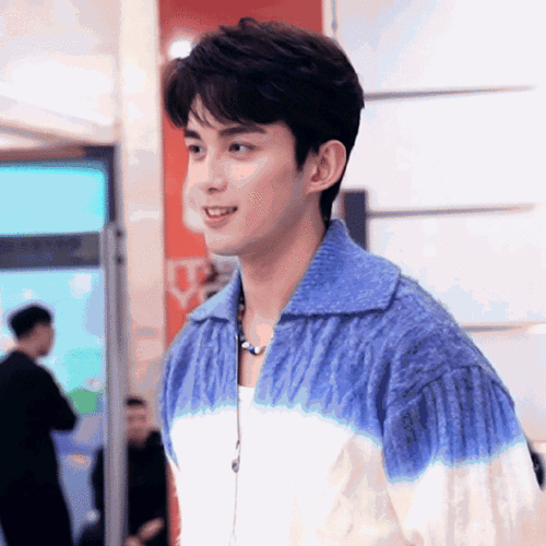 不敢想象被吴磊注视得多心动##吴磊低头听赵今麦说话##电视剧在暴雪