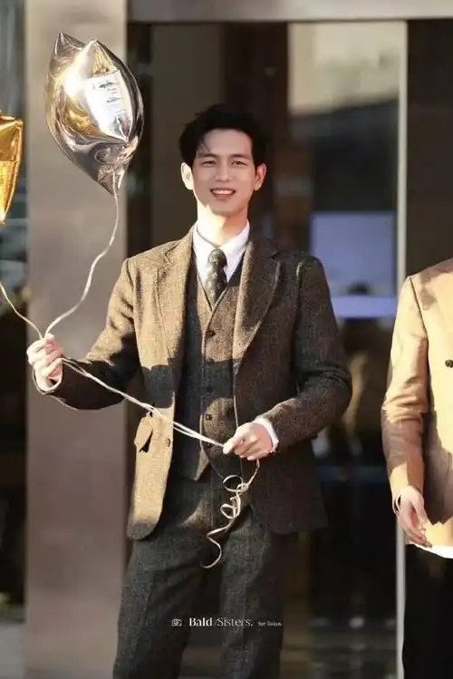 《群星闪耀时》宣传活动的李现,戴上金丝眼镜,穿着三件套西服,真的帅