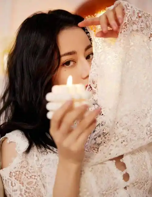 原创迪丽热巴白色蕾丝裙惊艳亮相简约中绽放迷人魅力网友直呼看不够