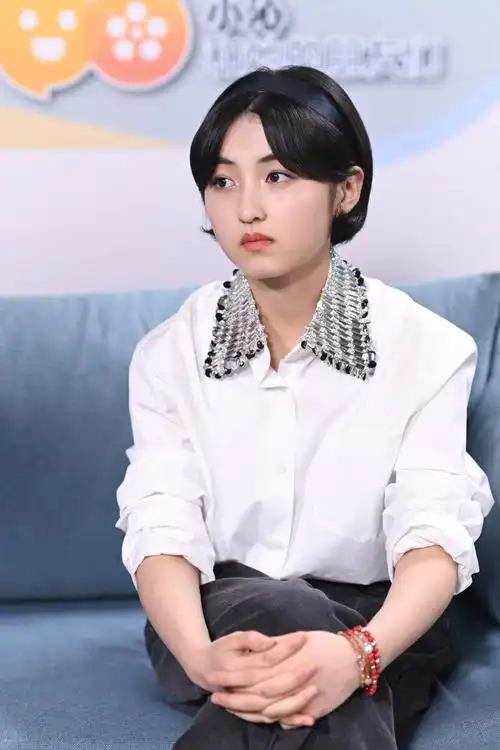 组图:张子枫做客新浪娱乐专访 白衬衫休闲裤状态自然放松