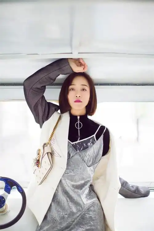 演员蓝盈莹最新写真图集,粉唇短发搭配金属色裙装和黑色运动鞋,演绎