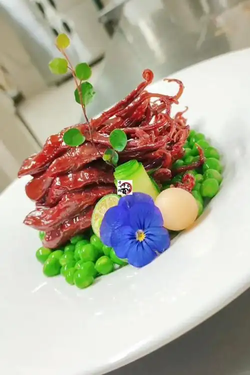 冷菜大师改良的新派酱鸭舌搭配意境菜盘饰成为招牌凉菜