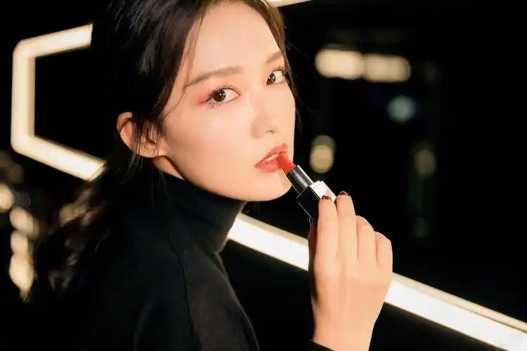 李沁性感红唇壁纸